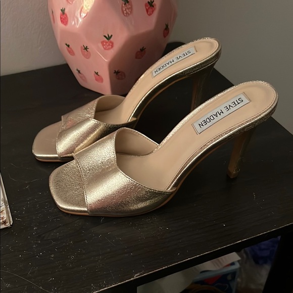 Steve Madden Gold Heels - Picture 2 of 4